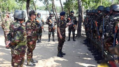 কক্সবাজার এলাকায় মোতায়েন করা সেনাবাহিনীর কার্যক্রম পরিদর্শন করেছেন সেনাপ্রধান জেনারেল এস এম শফিউদ্দিন আহমেদ (ছবি: আইএসপিআর)