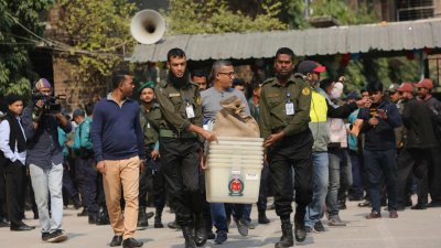 ঢাকার সব কেন্দ্রে পাঠিয়ে দেওয়া হয়েছে ভোটের সরঞ্জাম