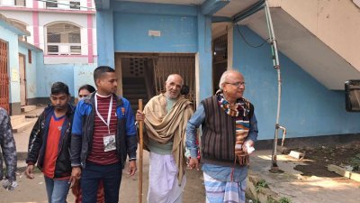 দুই ভাতিজাকে সঙ্গে নিয়ে ভোটকেন্দ্রে আদিনাথ বর্মন