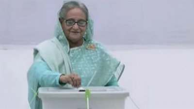 ভোট দিচ্ছেন প্রধানমন্ত্রী আওয়ামী লীগ সভাপতি শেখ হাসিনা। ছবি: টিভি থেকে নেওয়া