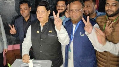 ভোট দিলেন আব্দুল মোমেন
