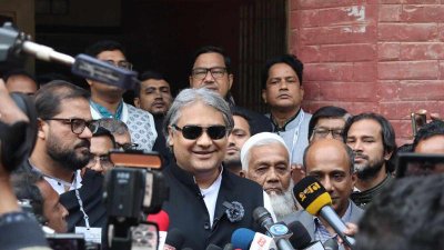 কথা বলছেন নৌকার প্রার্থী মোহাম্মদ এ আরাফাত