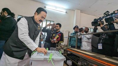 ভোট দিচ্ছেন জাহাঙ্গীর কবির নানক