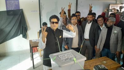 ভোট দিলেন চিত্রনায়ক ফেরদৌস আহমেদ
