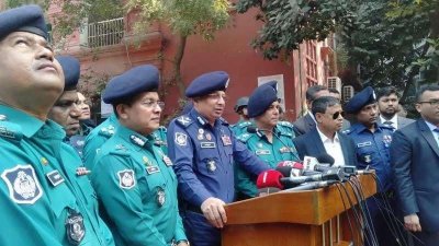ঢাকার কবি নজরুল সরকারি কলেজ ভোটকেন্দ্র পরিদর্শন শেষে সাংবাদিকদের সামনে কথা বলেন আইজিপি চৌধুরী আবদুল্লাহ আল-মামুন