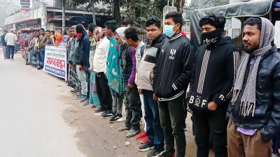 প্রেসক্লাবের সামনের সড়কে দিনাজপুর সদর উপজেলার ফাজিলপুর ইউনিয়নের ঝানজিরা এলাকার অর্ধশতাধিক এলাকাবাসী ও ভুক্তভোগী মানববন্ধন করেন