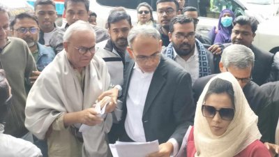 লিফলেট বিতরণ করছেন রুহুল কবির রিজভী