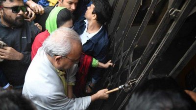 বিএনপির প্রধান কার্যালয়ের তালা ভাংছেন রুহুল কবির রিজভী