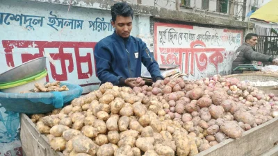 বাজারে আসা নতুন আলু ও পেঁয়াজ