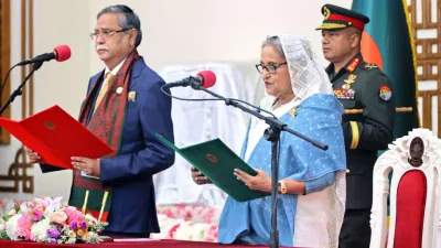 রাষ্ট্রপতি মো. সাহাবুদ্দিন বৃহস্পতিবার সন্ধ্যায় বঙ্গভবনের দরবার হলে নবনিযুক্ত প্রধানমন্ত্রী আওয়ামী লীগ সভাপতি শেখ হাসিনাকে শপথবাক্য পাঠ করান (ছবি: ফোকাস বাংলা)