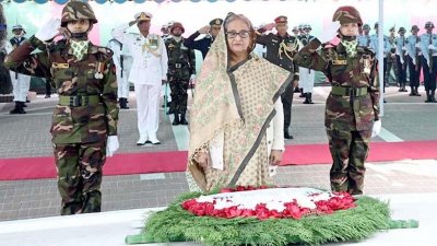 টুঙ্গিপাড়ায় বঙ্গবন্ধুর সমাধিতে পুষ্পস্তবক অর্পণ করছেন প্রধানমন্ত্রী শেখ হাসিনা