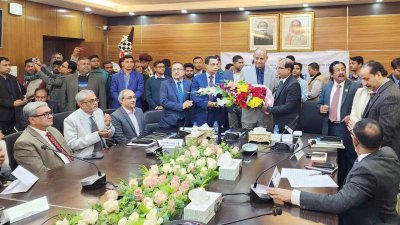 সাংবাদিকদের সঙ্গে আলাপকালে স্বাস্থ্যমন্ত্রী অধ্যাপক ডা. সামন্ত লাল সেন