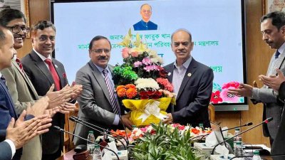 মন্ত্রীকে ফুল দিয়ে শুভেচ্ছা জানানো হচ্ছে