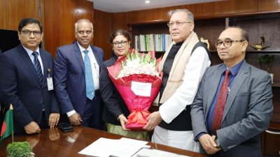 সচিবালয়ে মন্ত্রণালয়ের সম্মেলন কক্ষে কর্মকর্তাদের সঙ্গে মতবিনিময়কালে কৃষিমন্ত্রী