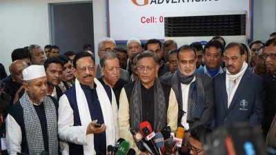গণমাধ্যমের সঙ্গে কথা বলছেন পররাষ্ট্রমন্ত্রী হাছান মাহমুদ