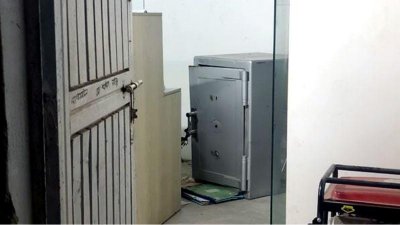 এই সিন্দুকটি ভেঙে টাকা নিয়ে যায় চোরেরা