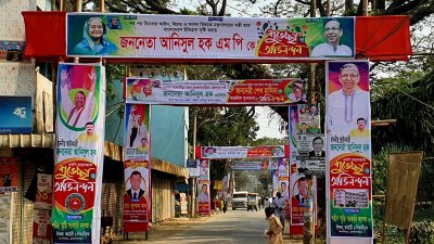 আইনমন্ত্রীর সংবর্ধনা অনুষ্ঠানকে ঘিরে আখাউড়ায় বানানো হয়েছে শতাধিক তোরণ (ছবি: প্রতিনিধি)