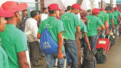 বিমানবন্দরে বিদেশগামী প্রবাসী কর্মী (ফাইল ছবি)