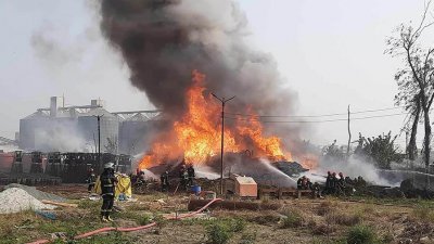 আগুন নিয়ন্ত্রণে কাজ করছে ফায়ার সার্ভিসের কর্মীরা