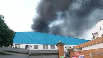 আগুনের ধোঁয়া উড়ছে