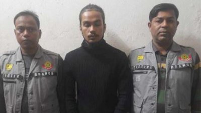 ডিবির হেফাজতে গ্রেফতার রাসেল