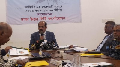 গোলটেবিল বৈঠক শুরুর আগে বক্তব্য রাখেন ডিএনসিসির মেয়র আতিকুল ইসলাম