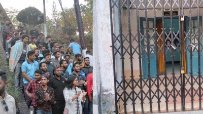 অফিস কক্ষে তালা দিয়ে অধ্যক্ষকে অবরুদ্ধ করে রাখেন শিক্ষার্থীরা