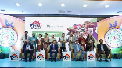 মেলার সমাপনী অনুষ্ঠানে অতিথিদের সঙ্গে পুরস্কারপ্রাপ্তরা
