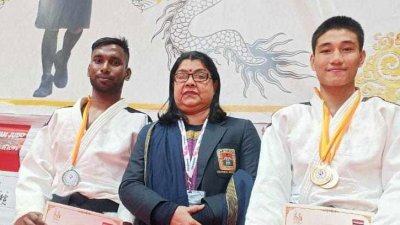 পদকজয়ী আনিছুর ও দিপু (ডানে)