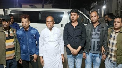 বুধবার সন্ধ্যায় শহরের পালবাড়ী কাঁচাবাজার এলাকায় নিজ কার্যালয় থেকে তিন সহযোগীসহ কাউন্সিলর শেখ জাহিদ হোসেন মিলনকে আটক করেছিল পুলিশ