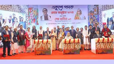 পদকপ্রাপ্তদের সঙ্গে গ্রুপ ছবিতে প্রধানমন্ত্রী শেখ হাসিনা (ছবি: ফোকাস বাংলা)