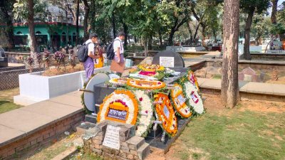 ভাষা সৈনিকের কবরে ফুলেল শ্রদ্ধা (ছবি: বাংলা ট্রিবিউন)