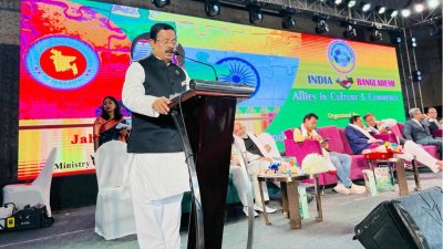 ইন্দো বাংলা ফ্রেন্ডশিপ অ্যাসোসিয়েশনের মৈত্রী সম্মেলনে বক্তব্য রাখছেন জাহাঙ্গীর কবির নানক
