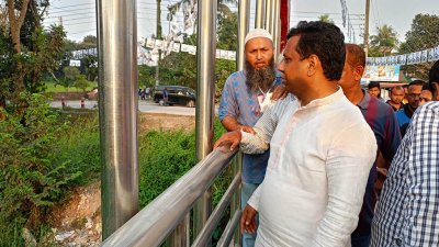 খালপাড়ে দাঁড়িয়ে নিজাম উদ্দিন কায়সার