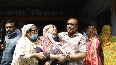 হাসপাতালে অগ্নিকাণ্ডে নিহতদের স্বজনদের আহাজারি। ছবি: সাজ্জাদ হোসেন