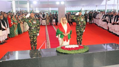 বঙ্গবন্ধু শেখ মুজিবুর রহমানের প্রতিকৃতিতে ফুল দিয়ে শ্রদ্ধা জানান প্রধানমন্ত্রী শেখ হাসিনা