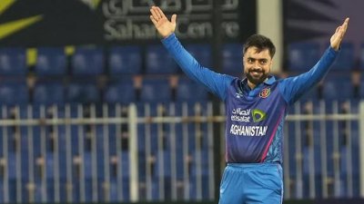 রশিদ তিন উইকেট নেন