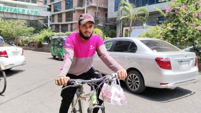 শীত, গরম, বর্ষা যাই থাকুক না কেন, জীবনের প্রয়োজনে বিরামহীন কাজ করে যাচ্ছেন ফুড ডেলিভারিম্যানরা (ছবি: সাজ্জাদ হোসেন)