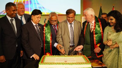 অনুষ্ঠানে অন্যান্য অতিথিদের নিয়ে কেক কাটছেন পররাষ্ট্রমন্ত্রী ড. হাছান মাহমুদ