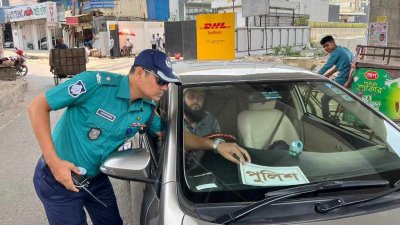 গাড়িতে লাগানো স্টিকারের সত্যতা যাচাই অভিযান (ছবি: সাজ্জাদ হোসেন)