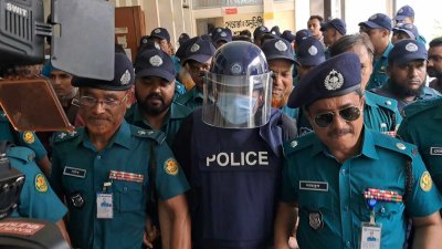 আদালত থেকে বের করে নেওয়া হচ্ছে ইমনকে (ছবি: বাংলা ট্রিবিউন)