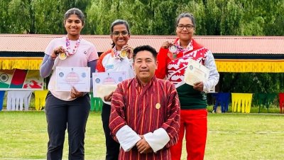 পদক জিতেছেন বন্যা (সবার ডানে)