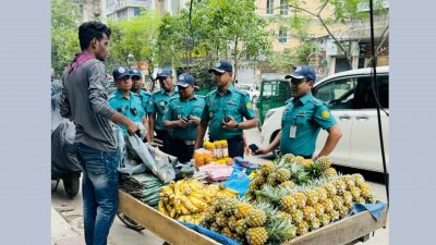 ফুটপাত দখলমুক্ত করতে চলছে পুলিশের অভিযান