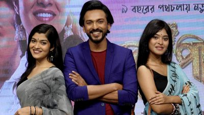 নাটকটির কেন্দ্রীয় চরিত্রের তিন শিল্পী
