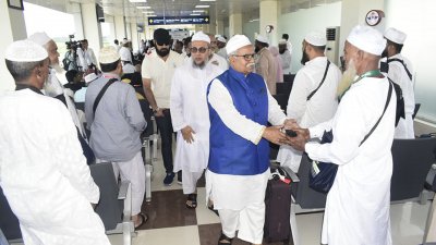 হজযাত্রীদের সঙ্গে প্রবাসী কল্যাণ প্রতিমন্ত্রী শফিকুর রহমান চৌধুরী