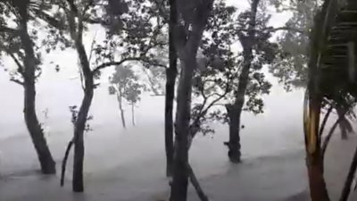 সাতক্ষীরা উপকূলে ব্যাপক তাণ্ডব চালিয়েছে ঘূর্ণিঝড় রিমাল