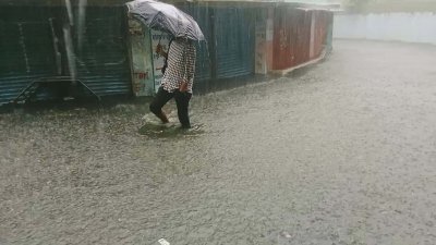 রাত থেকেই চট্টগ্রামে ভারী বৃষ্টিপাত হচ্ছে
