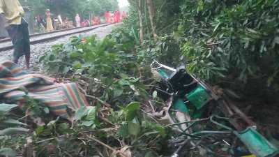 ট্রেনের ধাক্কায় ভেঙে খান খান হওয়া অটোরিকশা