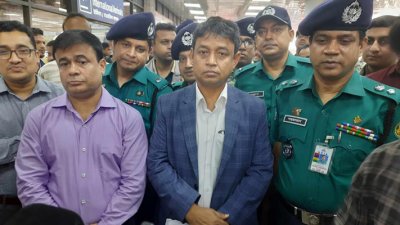 সাংবাদিকদের সঙ্গে কথা বলেন মোহাম্মদ হারুন অর রশীদ