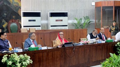 জাতীয় সংসদ ভবনের মন্ত্রিসভা কক্ষে মন্ত্রিপরিষদের বিশেষ বৈঠক (ছবি: ফোকাস বাংলা)